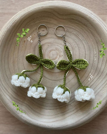 Crochet Keychain of white flowers 2 pec