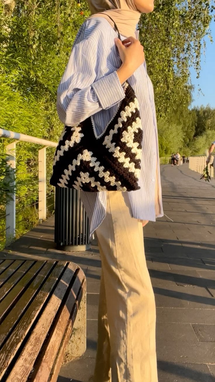 Crochet Beautiful Bag in white and black colors